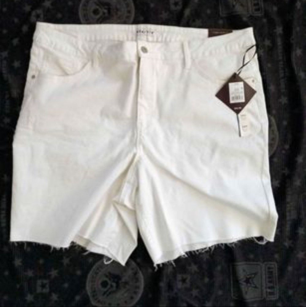 AVA & VIV size 24W White High Rise stretch Bermuda